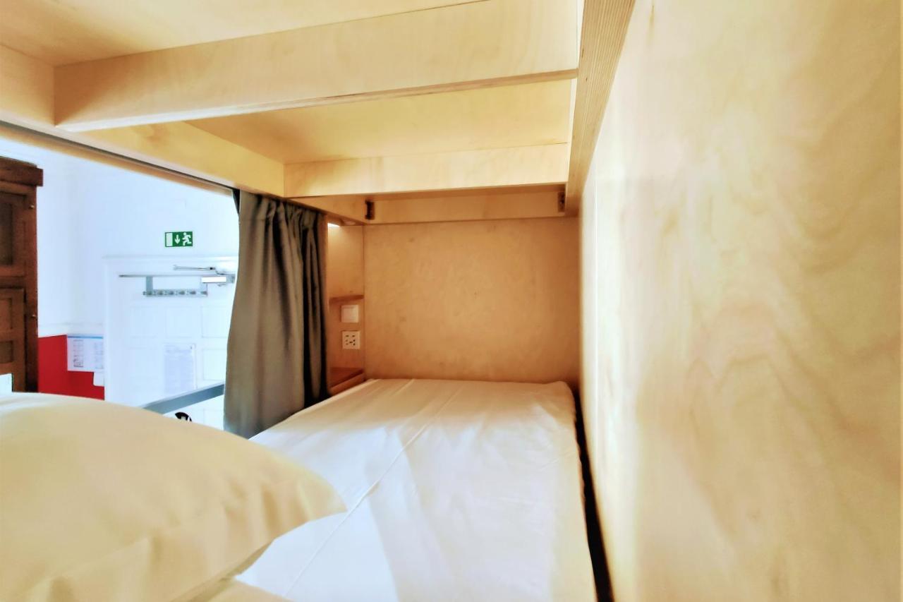 Rivoli Cinema Hostel Porto Eksteriør bilde A capsule hotel in Tokyo