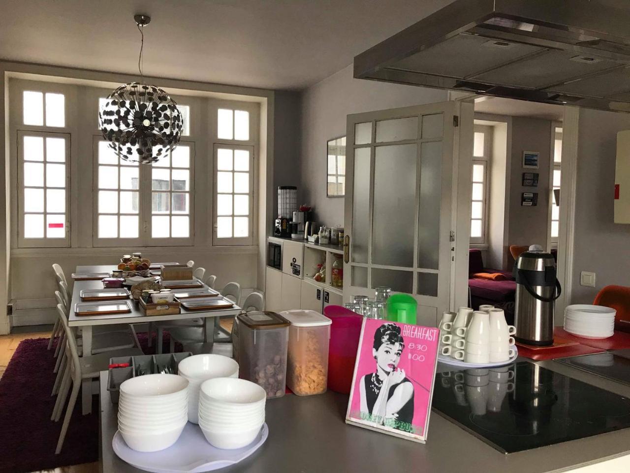 Rivoli Cinema Hostel Porto Eksteriør bilde A kitchen designed by the students of the University of Applied Sciences